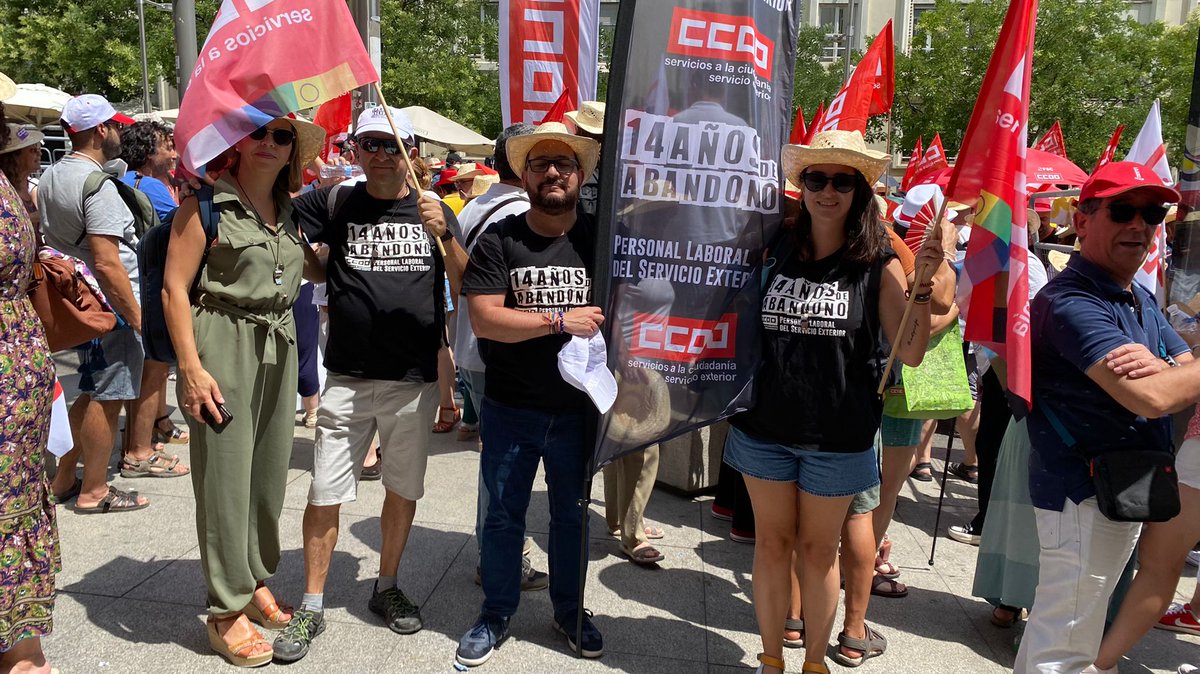 Comisionesext's tweet photo. ✊Concentración frente al Congreso de los Diputados.Tras 1⃣4⃣ Años de abandono, el personal laboral del Servicio Exterior exige una actualización retributiva.@FSCdeCCOO @Haciendago #ActualizacionSalarialYa https://t.co/hggGOuA95n