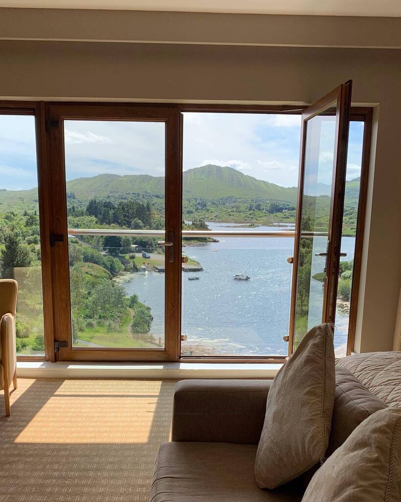 SneemHotel's tweet photo. Why not upgrade your stay and enjoy stunning views in this glorious sunshine😎 📞 0646675100 #sneemhotel #roomwithaview #lovesneem #kerryweddingvenue #destinationwedding #dogfriendlyhotel #originalirishthursday @originalirishhotels @sneemseaweedbaths https://t.co/FjiBPhVvD2 https://t.co/3MYBpa4crn