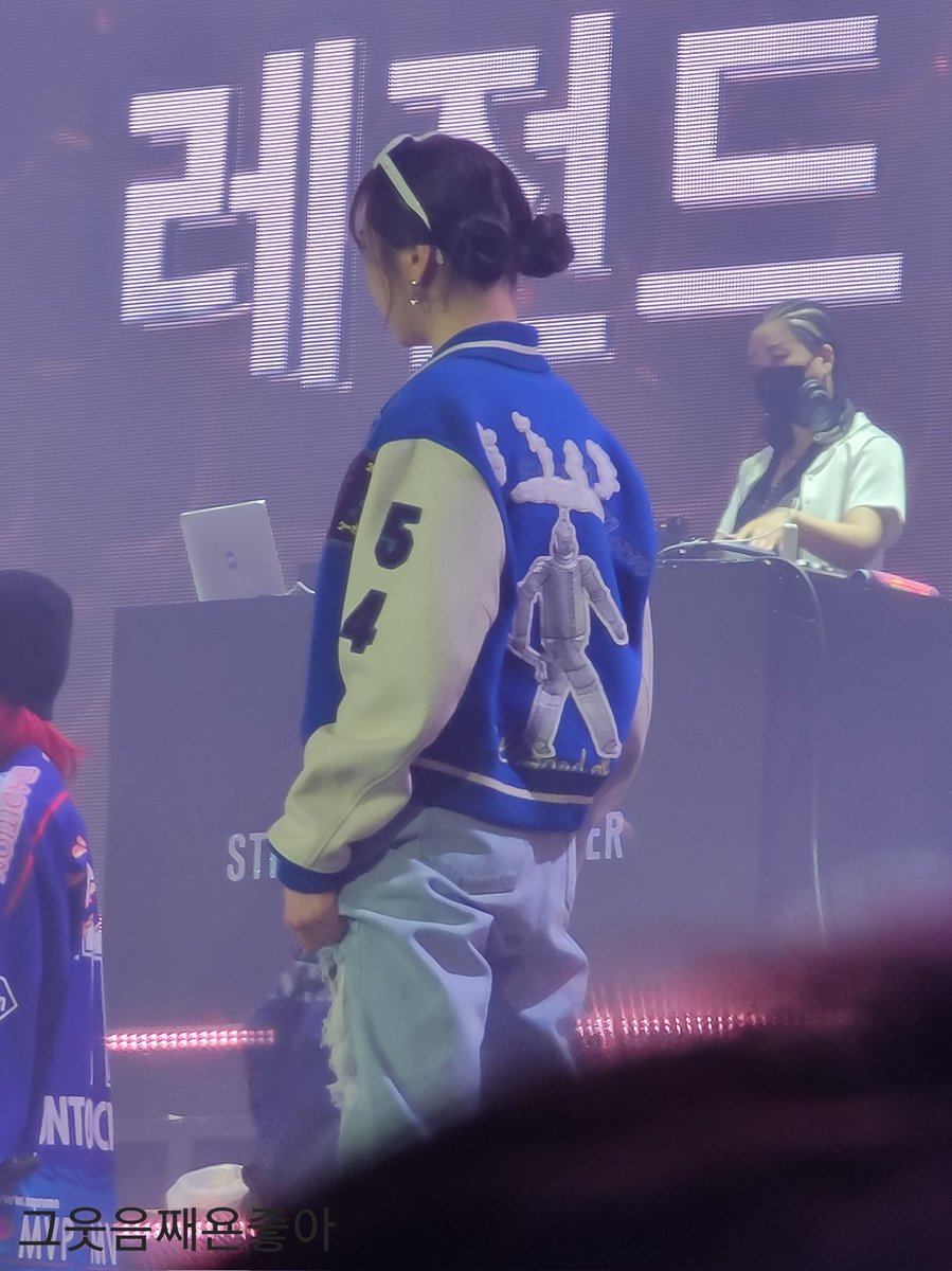 Smile_Jjaeyon's tweet photo. 뒷모습 마저도 귀엽고 사랑스러운 채연이
뿌까 머리는 신의한수 였다
귀엽게 놀라는 모습에 썬글라스가 귀여움을 업그레이드
마지막은 응원해주는 팬들 지긋이 바라보기
#이채연
#스우파콘서트
#SWFReunionConcert
#swf https://t.co/jOGeiPBcu8