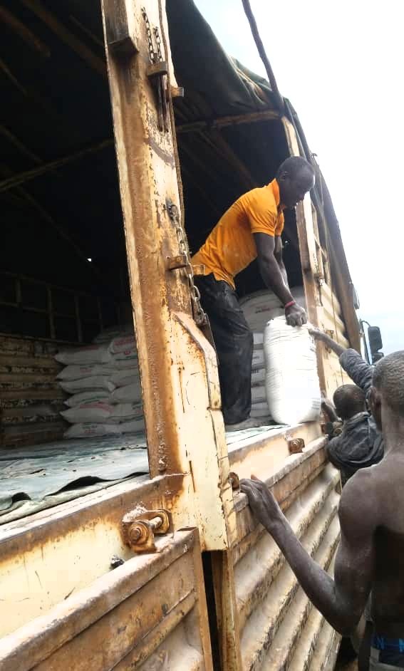 j_mucunguzi's tweet photo. Workers offload 30 metric tonnes of relief food delivered at Iriiri Sub county headquarters in Napak, Karamoja by @GovUganda through @OPMUganda @opmdpm this morning as part of the ongoing measures to assist the most vulnerable in the area who are going hungry. https://t.co/oIJLhp4nMo