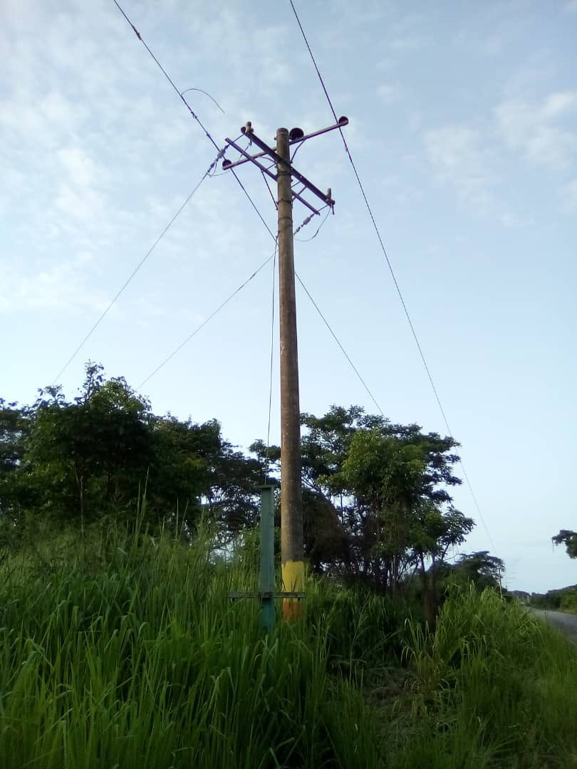 EvelisUrbaneja's tweet photo. @CorpoelecMiran Ayer, Vía Machurucuto pero En la variante que va al sector Marbella por 3ra vez en 11 meses se partieron los cortacorrientes, ahora Machurucuto y Marbella sin luz, siempre compramos los cortacorrientes nosotros! Será que esta vez CORPOELEC puede colocarlos?? @NestorLReverol https://t.co/m7v6tCprxI