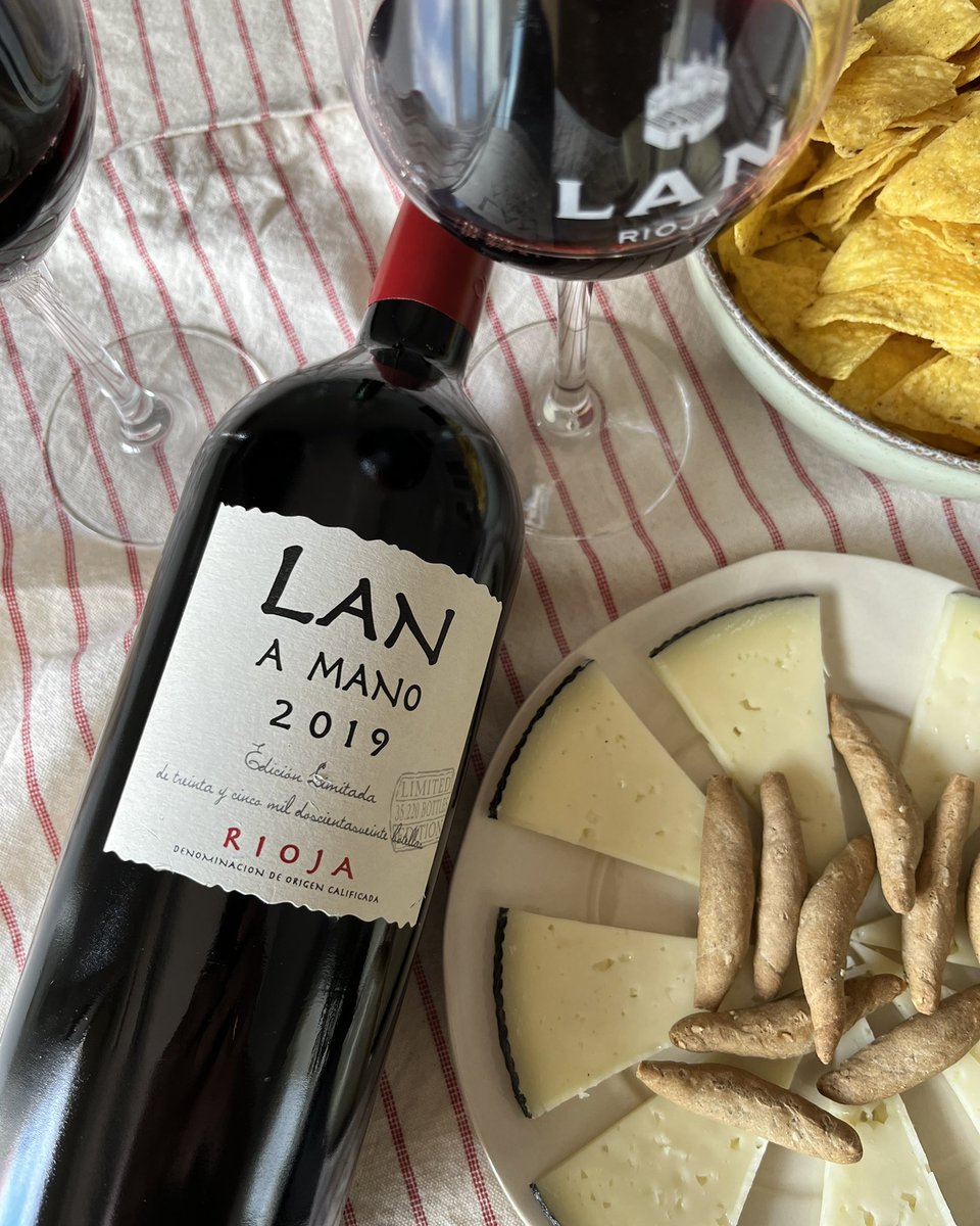 BodegasLan's tweet photo. Un picoteo a la sombra es todo un placer en verano 🌳si lo acompañas con un LAN A Mano: ¡un lujo!🍷
#bodegaslan #rioja https://t.co/1nxFVn6HF8