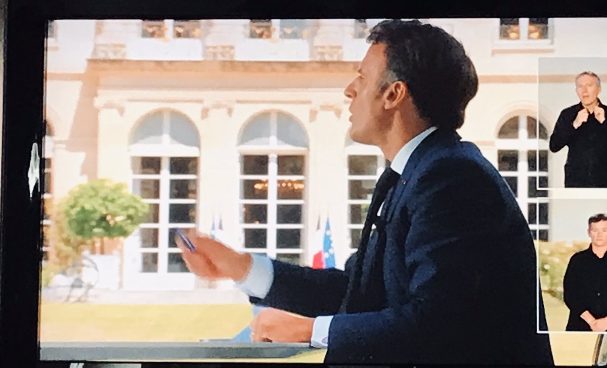 jeromelecq's tweet photo. #exemplarité #sobriété #gaspillage 
@EmmanuelMacron avec la lumière allumée partout en pleine journée 🙄 https://t.co/gwDc26iMt5