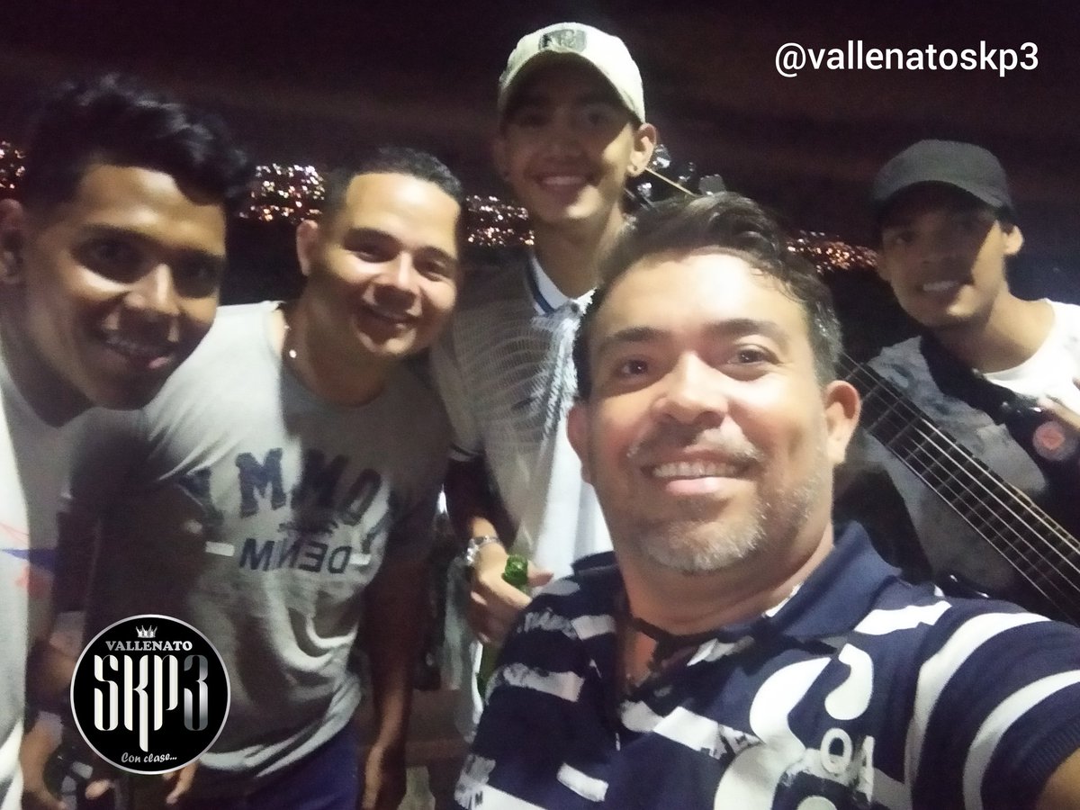 bandaskp3's tweet photo. Recordando grandes momentos con estos excelentes músicos hoy jueves de tbt @kelvis_enrrique @albertomartinezz23 @cristianpiano_hmh @angelbass0_string 

#vallenatoskp3 #vallenato #skp3 #vallenatomania #tbt #tbt❤️ #tbthursday #unaexperienciacincoestrellas https://t.co/YUiIzFmGJT