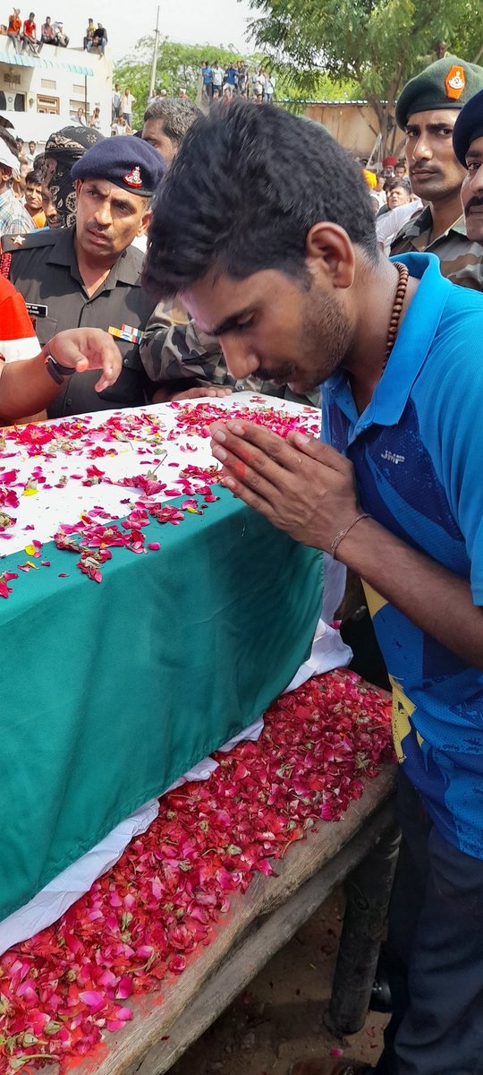 Balramgurjarksg's tweet photo. भारतीय सेना के वीर सपूत टोकडा, किशनगढ़ निवासी श्री भागचंद जी गुर्जर की अंत्येष्टि में शामिल होकर उन्हें भावपूर्ण श्रध्दांजलि अर्पित की।
शहीद की अंतिम यात्रा मे शामिल होने से बड़ा कोई गौरव नहीं। https://t.co/UFTEmg8PmQ