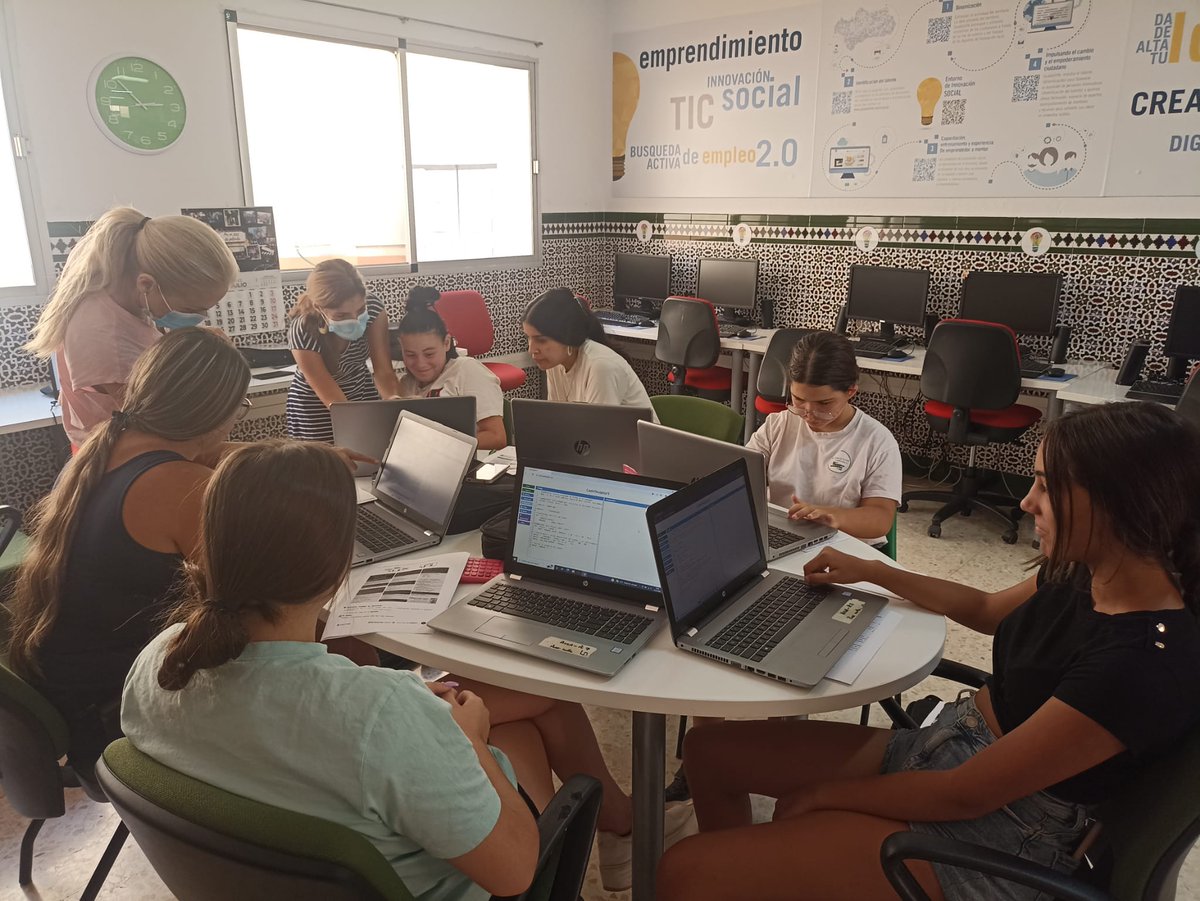ArrabalAID's tweet photo. Continuamos la semana con la iniciación en programación a través del lenguaje Phynton del curso BITAminadas. Agradecer especialmente a #Carolina de @fundacionesplai y @RedConectaCC por transmitir su experiencia y energía. #ChicasIntench #BITAminadas #Agenda2030 #Soy2030 https://t.co/FavGxmuwRG