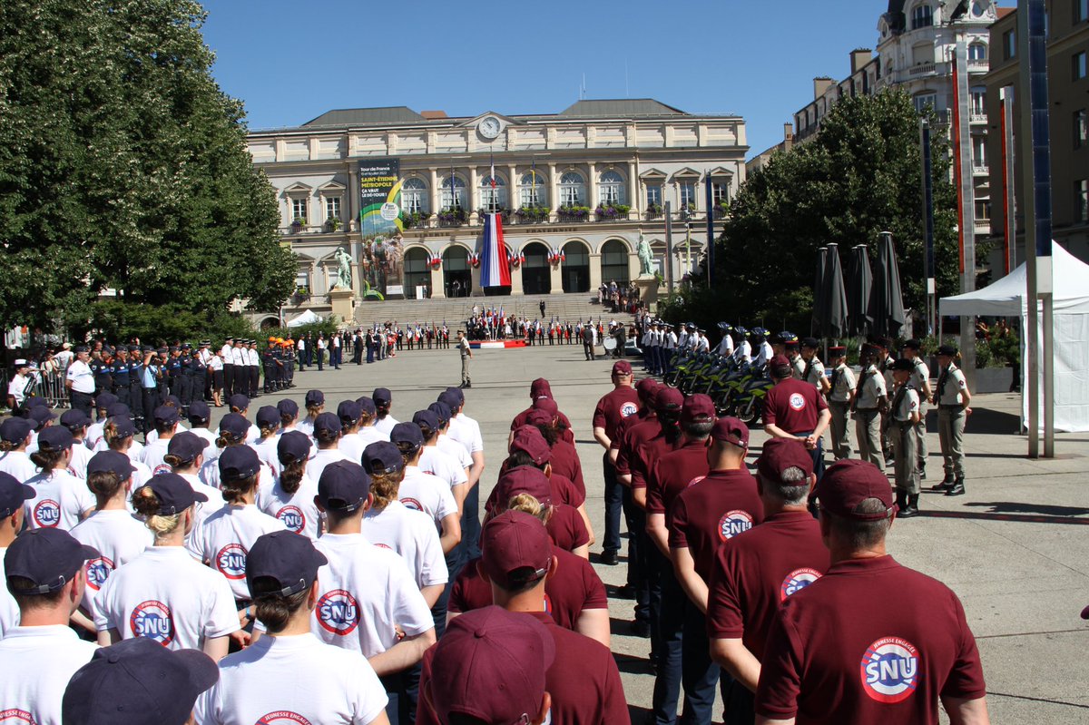 sdis42's tweet photo. 🔵⚪️🔴Les #pompiers de la #Loire participent aujourd’hui dans l’ensemble du département aux festivités du #14juillet : cérémonies, défilé de véhicules … Bonne fête nationale à tous! 🇫🇷 https://t.co/nzojXBXprQ