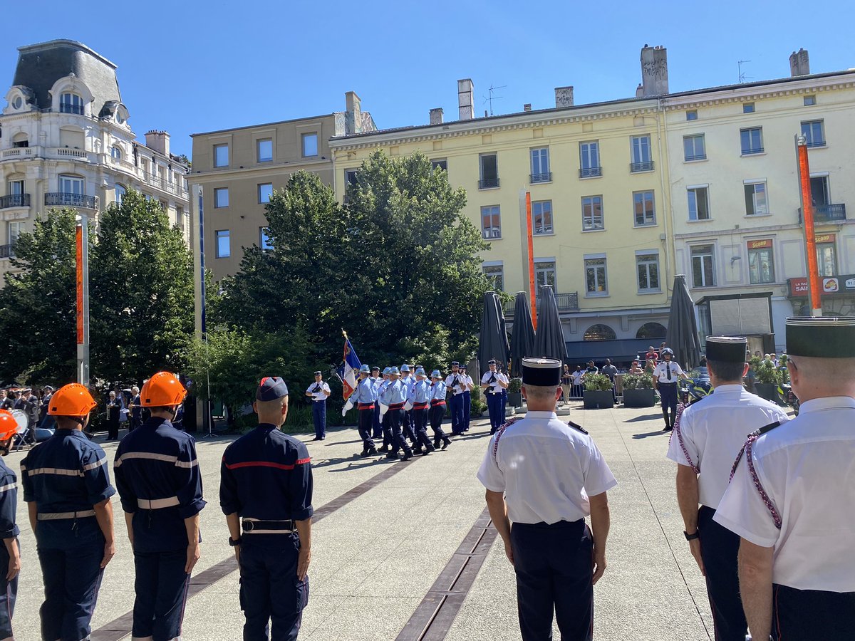sdis42's tweet photo. 🔵⚪️🔴Les #pompiers de la #Loire participent aujourd’hui dans l’ensemble du département aux festivités du #14juillet : cérémonies, défilé de véhicules … Bonne fête nationale à tous! 🇫🇷 https://t.co/nzojXBXprQ