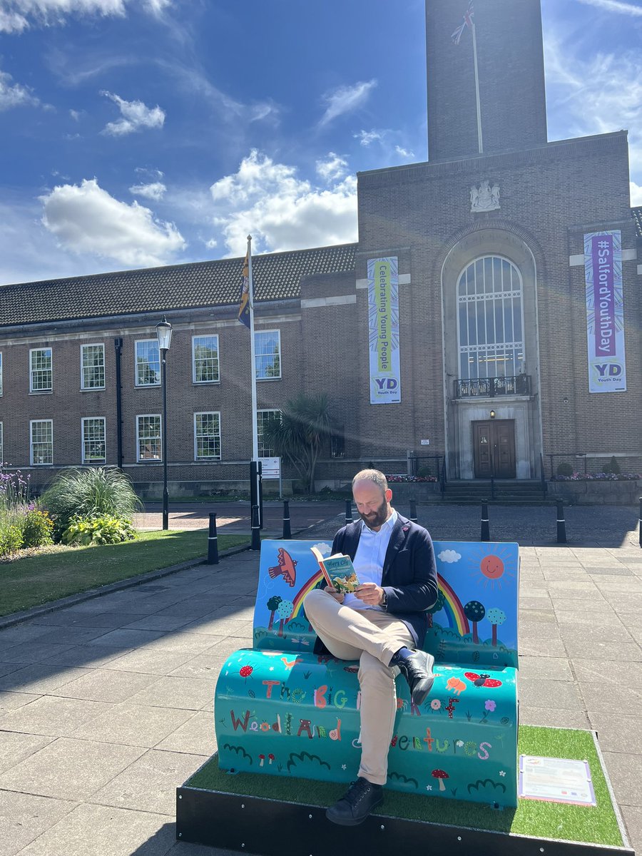 VisitSalford's tweet photo. The Salford Literacy Trail is OPEN! @Literacy_Trust @BupaFoundation @wildinart bring these wonderful #SalfordBookBenches across the city. Created by local schools and artists. Learn more and get your Trail Map here: https://t.co/DDWfGpbIzC #Salford #Books 📚 https://t.co/XyS8c0PuxH