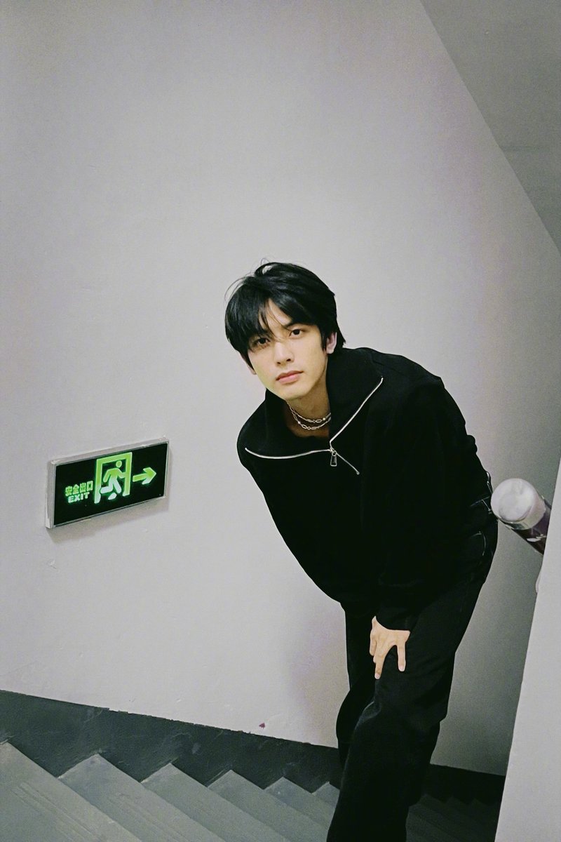 song weilong pics tweet media
