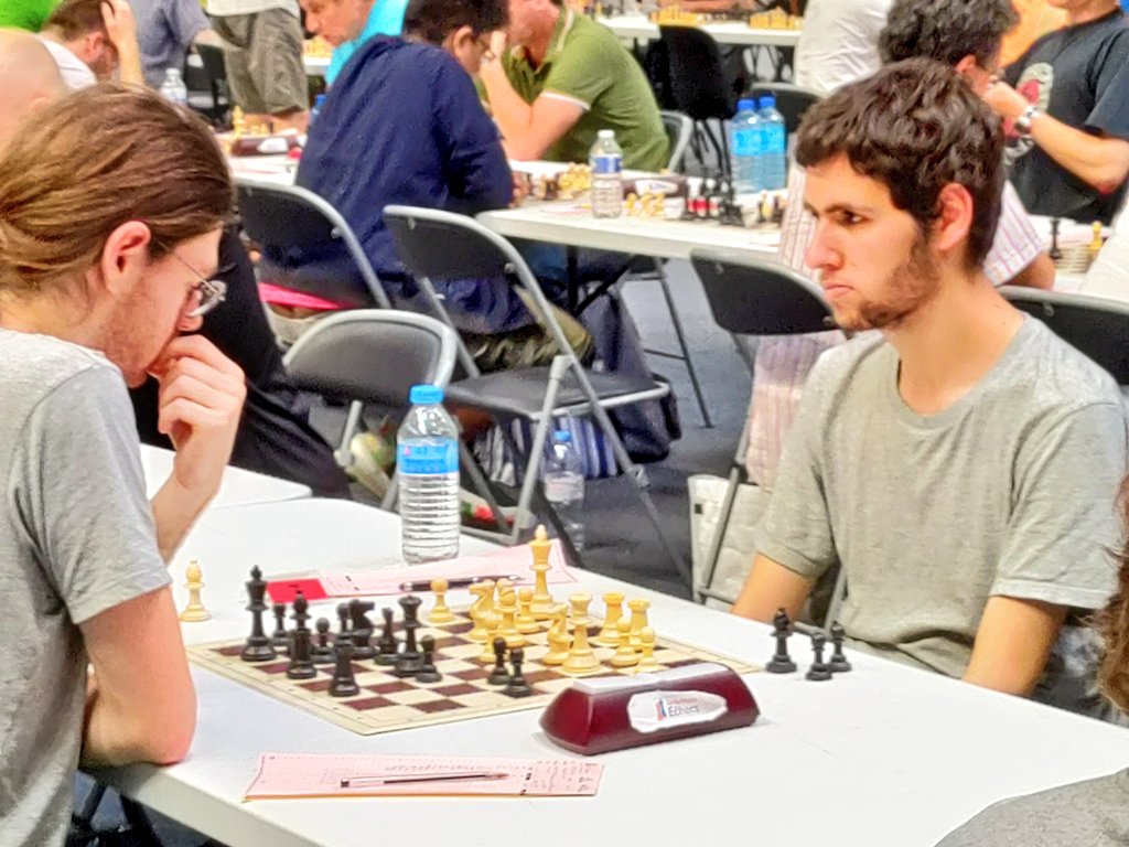 🗼18 joueuses et joueurs de la <a href="/TourBlancheXX/">Tour Blanche Echecs</a> participent au championnat de Paris organisé par
<a href="/IDFechecs/">Ligue IDF des Échecs</a> à la Halle Carpentier.
Deux rondes en ce 14 juillet, on ne se défile pas et on met le 🔥 à l'échiquier ! Belles parties à tous