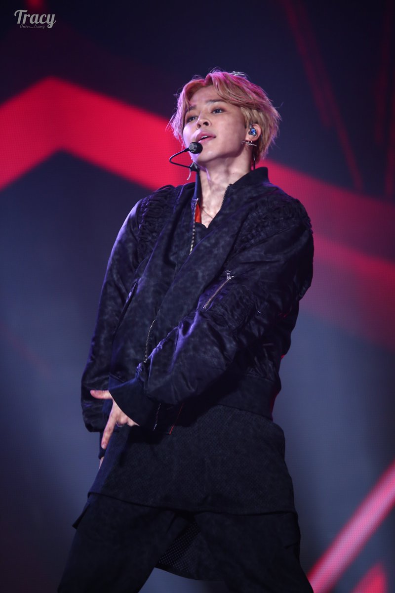 TracyThienTrang's tweet photo. Jimin on stage thần thái đỉnh quá trời luôn 😍
Pic này không có chỉnh gì hết nhee tại vì tui cũng không biết chỉnh thế nào 😅
#BTSJIMIN https://t.co/S1HIWIsiiI