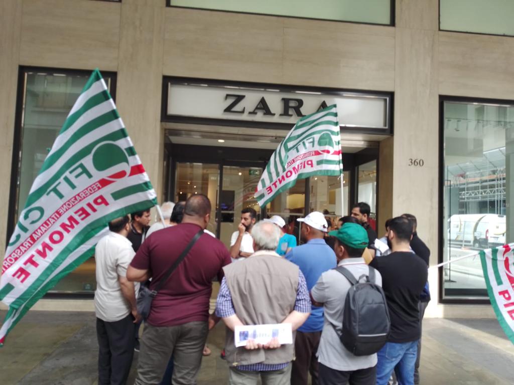 cisl_fit's tweet photo. #14luglio continua la protesta  davanti a uno dei negozi di Zara nel centro di  #Torino. 
No ai trasferimenti e al rischio di licenziamenti che derivano dal cambio di appalto!
Occorre riaprire subito il confronto per tutelare il posto di lavoro!
@FitCisl @CislTorino https://t.co/6VVCFUnqas