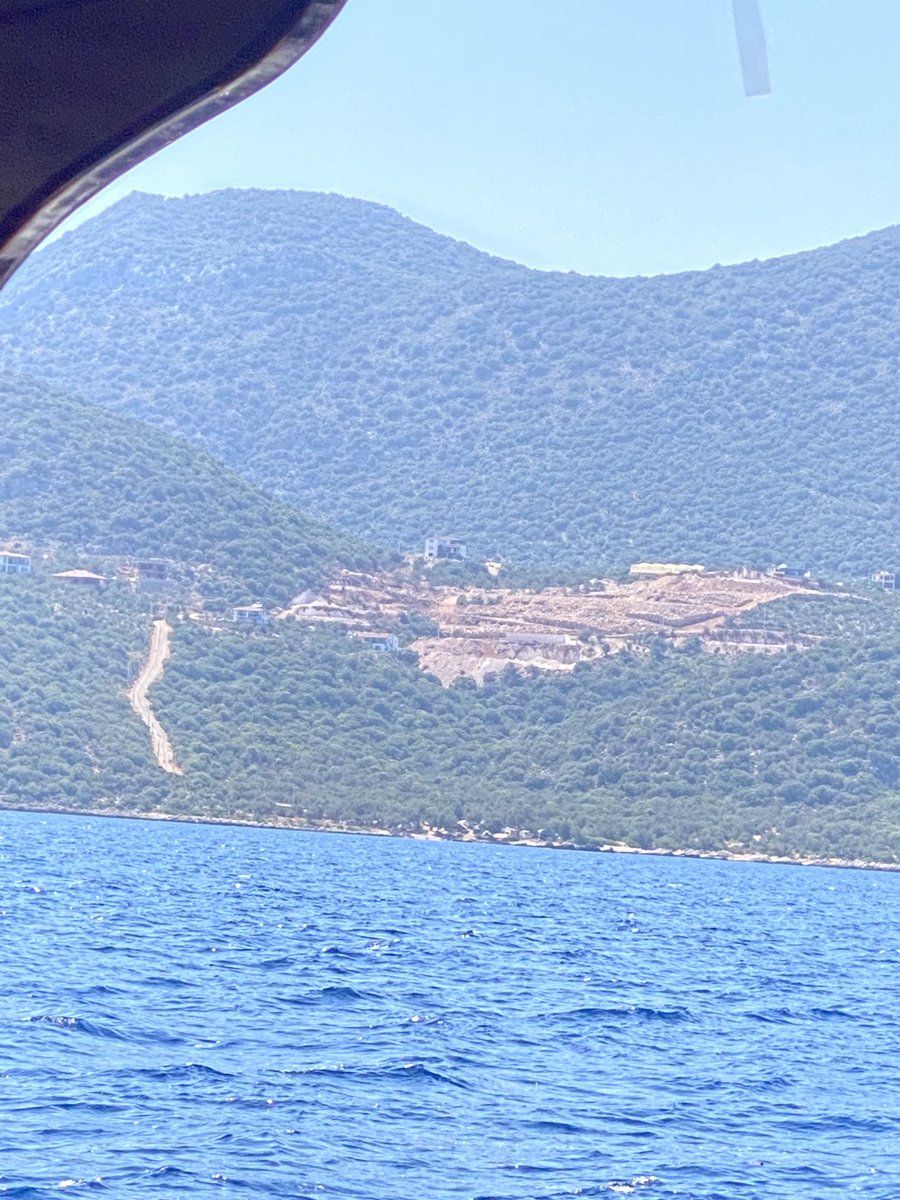 Kaş Belenli köyüne bağlı Sısla Üzümlü koyunda ormanın içerisinde neler oluyor yetkililerin dikkatine sunuyorum <a href="/murat_kurum/">Murat KURUM</a>, <a href="/kasbelediye/">Kaş Belediyesi</a>