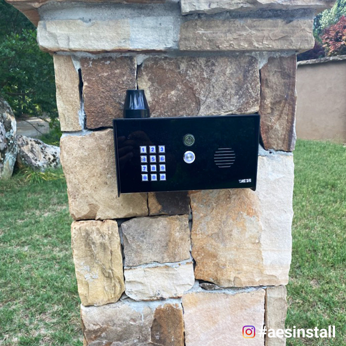 AesUsa's tweet photo. Outstanding entrance in Tyrone Georgia USA, installed with a Prime7 GSM pedestal unit, installed by @AlliedFenceCo. 

https://t.co/c11IiWjOmB

#AESUSA #aesgloballlc #intercom #videointercom #gateintercom #cellularintercom #americanrealestate #gates https://t.co/USmWPuRJCo