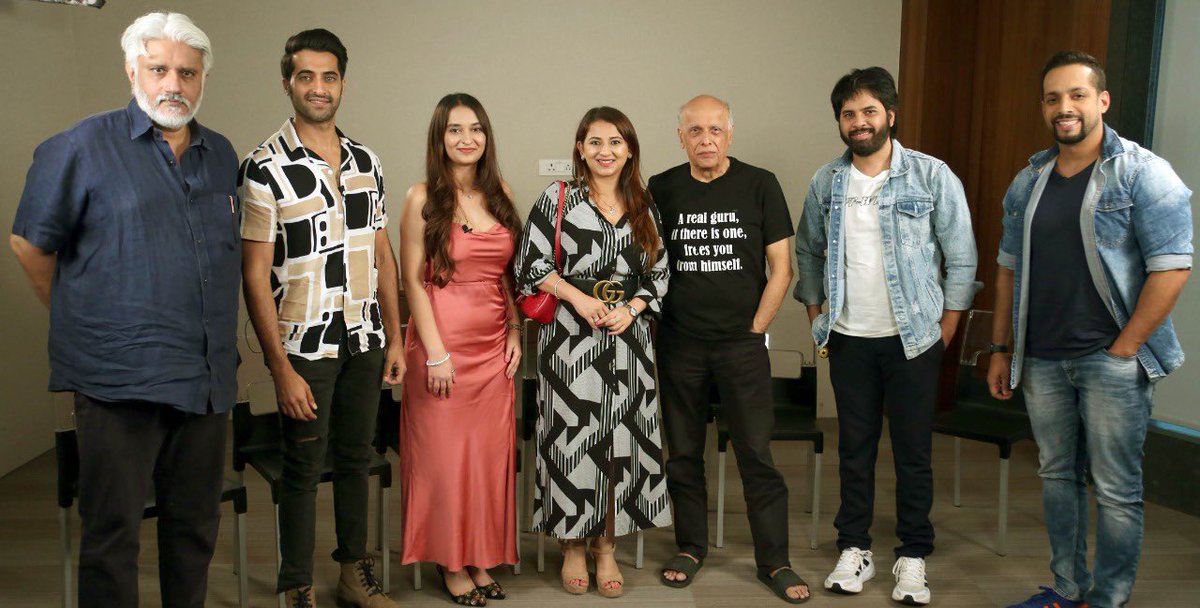 officialpuneetd's tweet photo. #JudaaHokeBhi press conference  @MaheshNBhatt @TheVikramBhatt @AindritaR @AkshayOberoi @KSeraSera_ltd https://t.co/kRUaO6CUb0