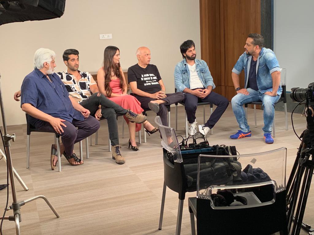 officialpuneetd's tweet photo. #JudaaHokeBhi press conference  @MaheshNBhatt @TheVikramBhatt @AindritaR @AkshayOberoi @KSeraSera_ltd https://t.co/kRUaO6CUb0