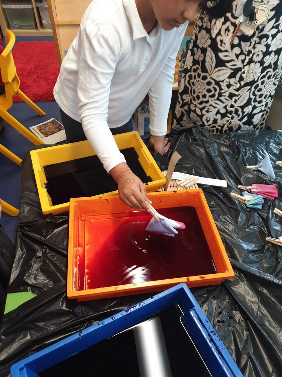 MrsShawMorgan1's tweet photo. Can we investigate dip dye? Oh yes we can! 
2CM can't wait to see the end result! 🎨
@MrMatthewsNWUK https://t.co/olmEStm9hz