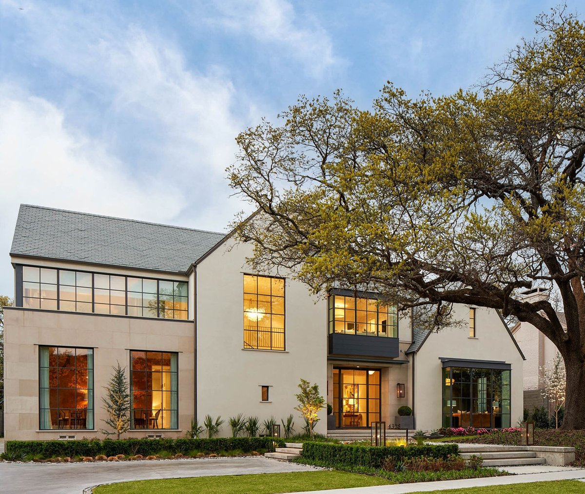 OneKindesign's tweet image. See this contemporary dream home in Dallas designed for entertaining
onekindesign.com/2022/07/14/con…