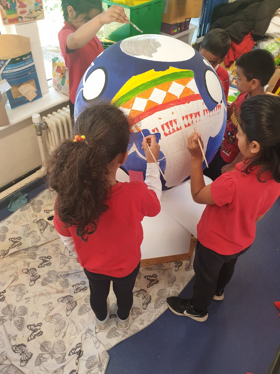 MrsShawMorgan1's tweet photo. Y1 and Y2 have been busy adding the final touches to our KS1 Globe!
@TWR__org @BirchfieldsPS https://t.co/D7utkbe8AT