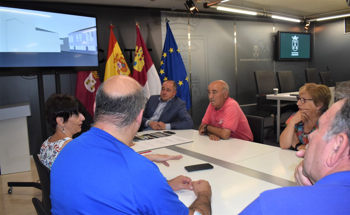 AytoAlbacete's tweet photo. ℹ️@emiliosaezcruz avanza que el #Ayuntamiento ampliará el centro #sociocultural de 📍El Salobral en 600 metros, 🗣“y seguimos cumpliendo con los compromisos adquiridos”.

✅#SáezCruz ha explicado que con la ampliación del edificio  alcanza en total los 1.300 m. cuadrados🏢. https://t.co/xBi8rS2VnD