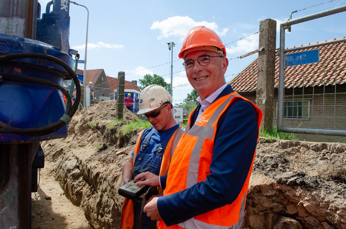 WDODelta's tweet photo. Dijkversterking Stenendijk Hasselt van start. Dagelijks bestuurslid @BreunBreunissen, @EricW0161 (@HWBP_nl) en Gijs Ploegmakers (@PloegamBV) gaven het startsein en zetten hun handtekeningen op รฉรฉn van de damwanden die in de #Stenendijk worden gedrukt: https://t.co/lNgssHL6wI https://t.co/yZGjYHnApd
