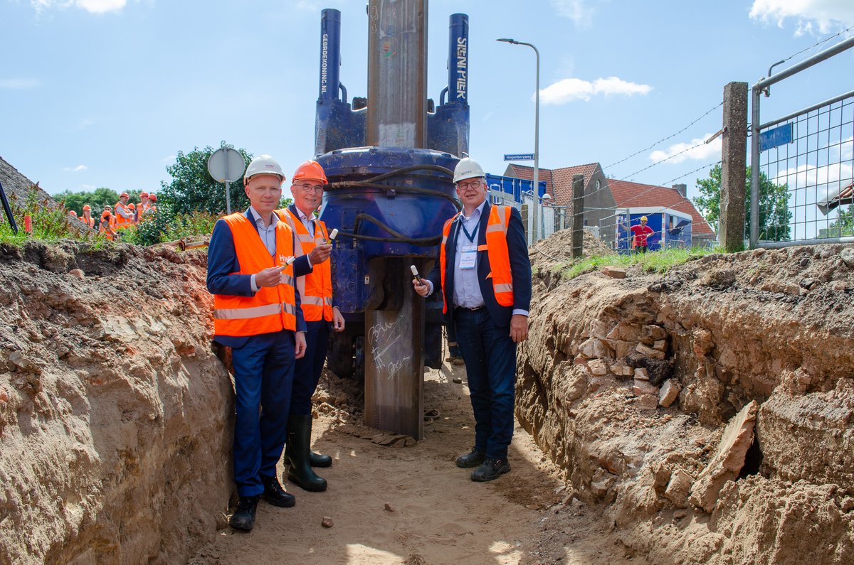WDODelta's tweet photo. Dijkversterking Stenendijk Hasselt van start. Dagelijks bestuurslid @BreunBreunissen, @EricW0161 (@HWBP_nl) en Gijs Ploegmakers (@PloegamBV) gaven het startsein en zetten hun handtekeningen op รฉรฉn van de damwanden die in de #Stenendijk worden gedrukt: https://t.co/lNgssHL6wI https://t.co/yZGjYHnApd