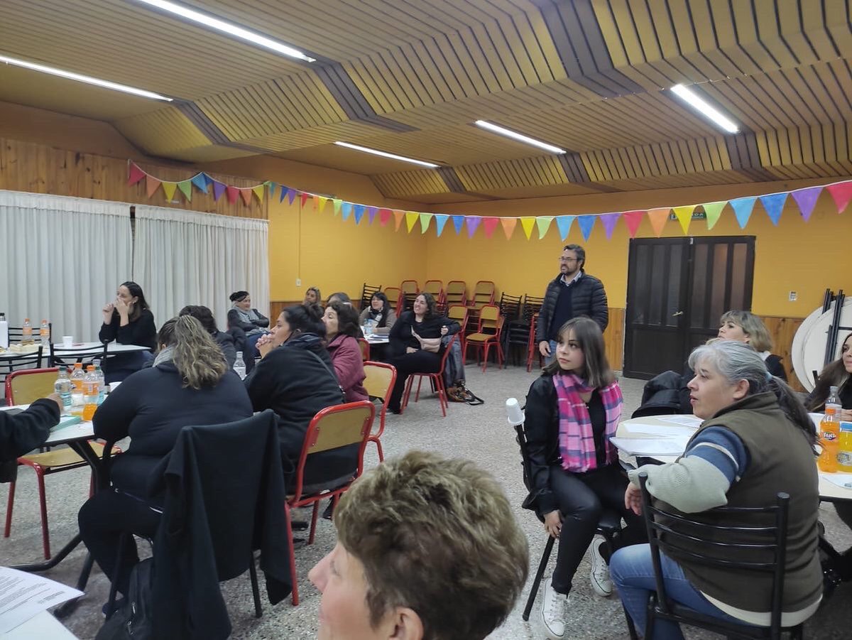 pablo_daguerre's tweet photo. Participando como #voluntario en el Taller de Comunicación del #PanelComunitario #PresupuestoParticipativo 2022 #White.
Una experiencia enriquecedora donde se vinculan las instituciones de la comunidad con la Responsabilidad Social Empresaria. https://t.co/RIj4rPHjqC