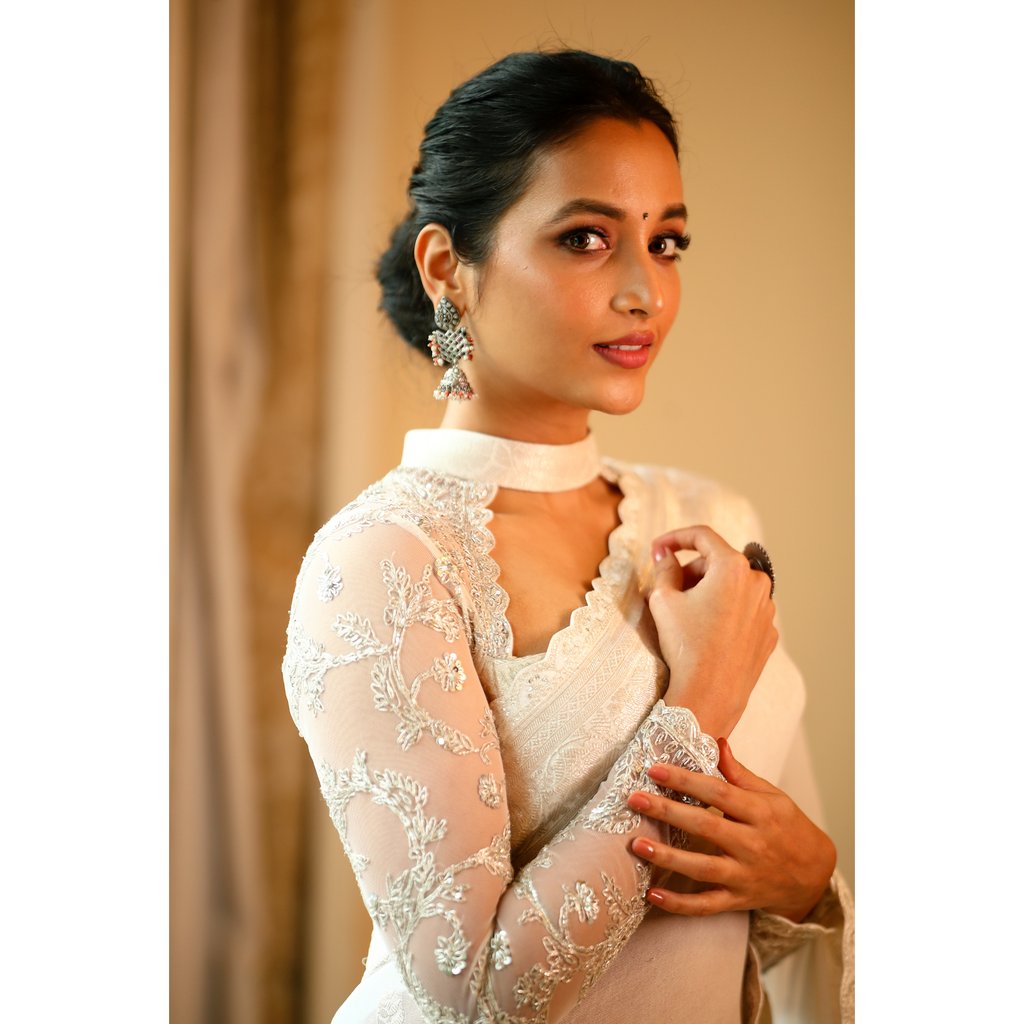 SrinidhiShetty7's tweet photo. 👻💌🤍 https://t.co/rpNKq9bEeS