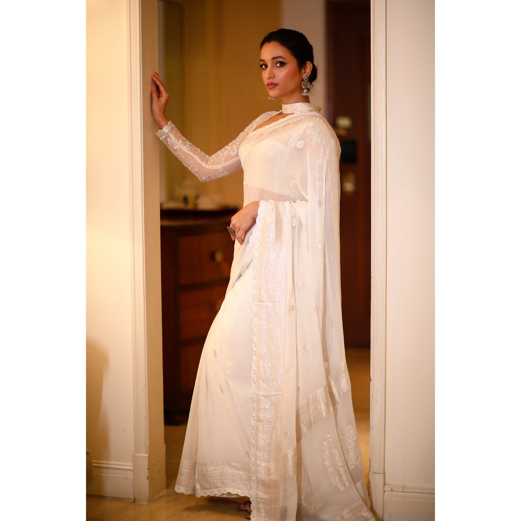SrinidhiShetty7's tweet photo. 👻💌🤍 https://t.co/rpNKq9bEeS