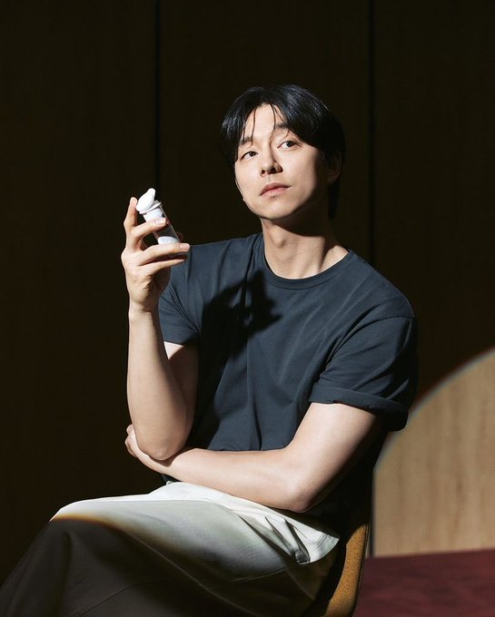 ggyoo_rkive's tweet image. me eating all the scissors in the world so Gong Yoo never cut his hair again

#GongYoo #공유