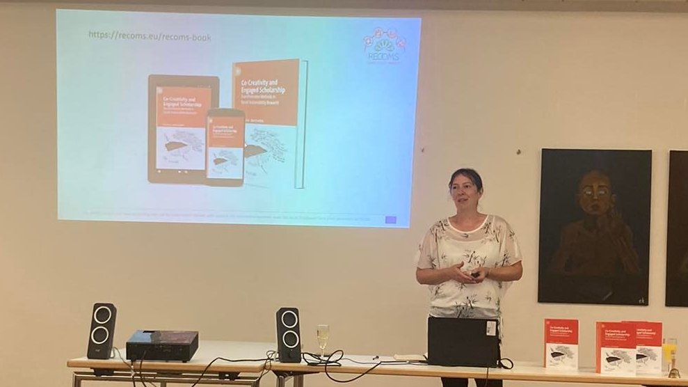 The book  𝘊𝘰-𝘊𝘳𝘦𝘢𝘵𝘪𝘷𝘪𝘵𝘺 𝘢𝘯𝘥 𝘌𝘯𝘨𝘢𝘨𝘦𝘥 𝘚𝘤𝘩𝘰𝘭𝘢𝘳𝘴𝘩𝘪𝘱: 𝘛𝘳𝘢𝘯𝘴𝘧𝘰𝘳𝘮𝘢𝘵𝘪𝘷𝘦 𝘔𝘦𝘵𝘩𝘰𝘥𝘴 𝘪𝘯 𝘚𝘰𝘤𝘪𝘢𝘭 𝘚𝘶𝘴𝘵𝘢𝘪𝘯𝘢𝘣𝘪𝘭𝘪𝘵𝘺 𝘙𝘦𝘴𝘦𝘢𝘳𝘤𝘩 has now been launched! Read it here: library.oapen.org/handle/20.500.…
<a href="/RECOMS_ITN/">RECOMS</a> <a href="/Palgrave/">Palgrave Macmillan</a> #envhum