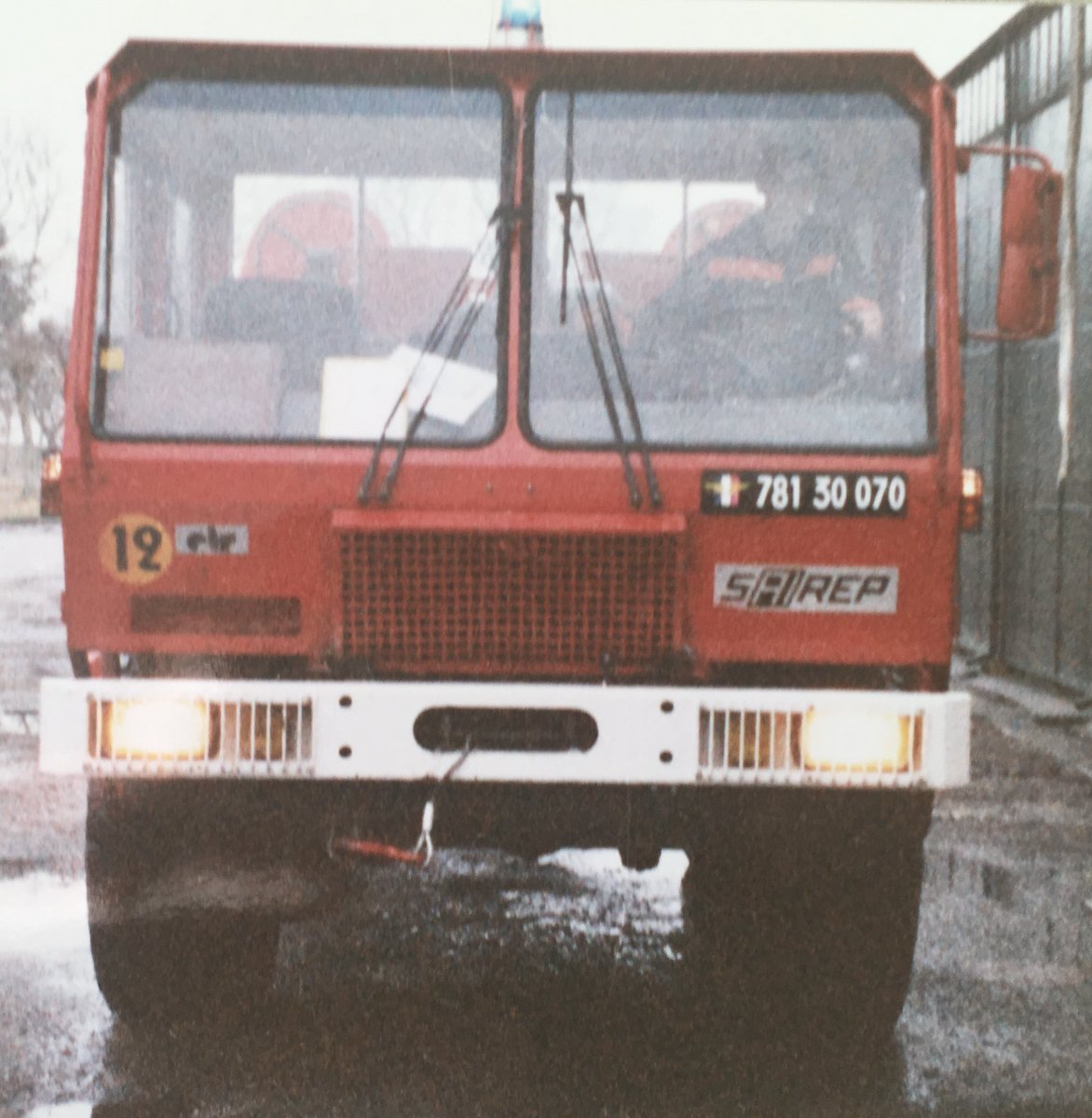 ThierryGautreau's tweet photo. Soutien à mes collègues de la #BA120 Cazaux confrontés aux violents feux 🔥et à l’évacuation de Cazaux. Souvenirs des feux 🔥de 1989 ou j’étais conducteur sur un CCF Brimont SSIS 23/120.🚒. https://t.co/v5n7nJwVwW