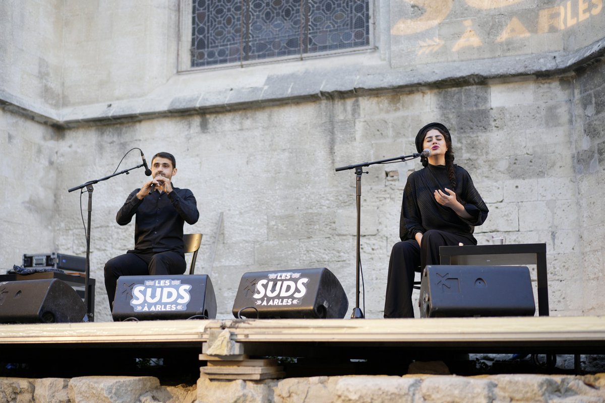 LoDucaR's tweet photo. 13/07/2022 --> Rencontre entre la voix de Sahar Mohammadi (Iran) et le duduk d'Haïg Sarikouyoumdjian (Arménie) pour un moment  de riches mélodies! #momentprécieux @Suds_a_Arles #Arles #archevêché #duduk #saharmohammadi #haïgsarikouyoumdjian #iran #arménie #dastgah #awaz https://t.co/V4xG9dxX5P