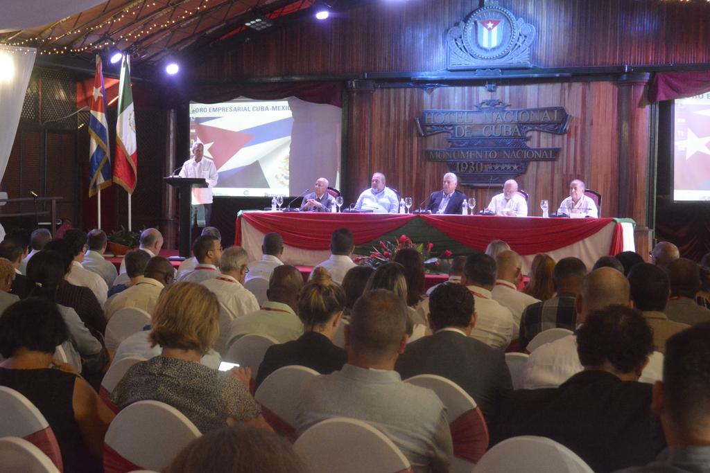 PresidenciaCuba's tweet photo. ¡Buen día, #Cuba!

El Presidente @DiazCanelB participa en inauguración del Foro Empresarial #Cuba - #Mexico, que se celebra en el Hotel Nacional.

El Primer Ministro @MMarreroCruz también asiste al intercambio, en el que participan más de 80 empresas mexicanas y 150 cubanas. 🇨🇺🇲🇽 https://t.co/edSZBeZBQR