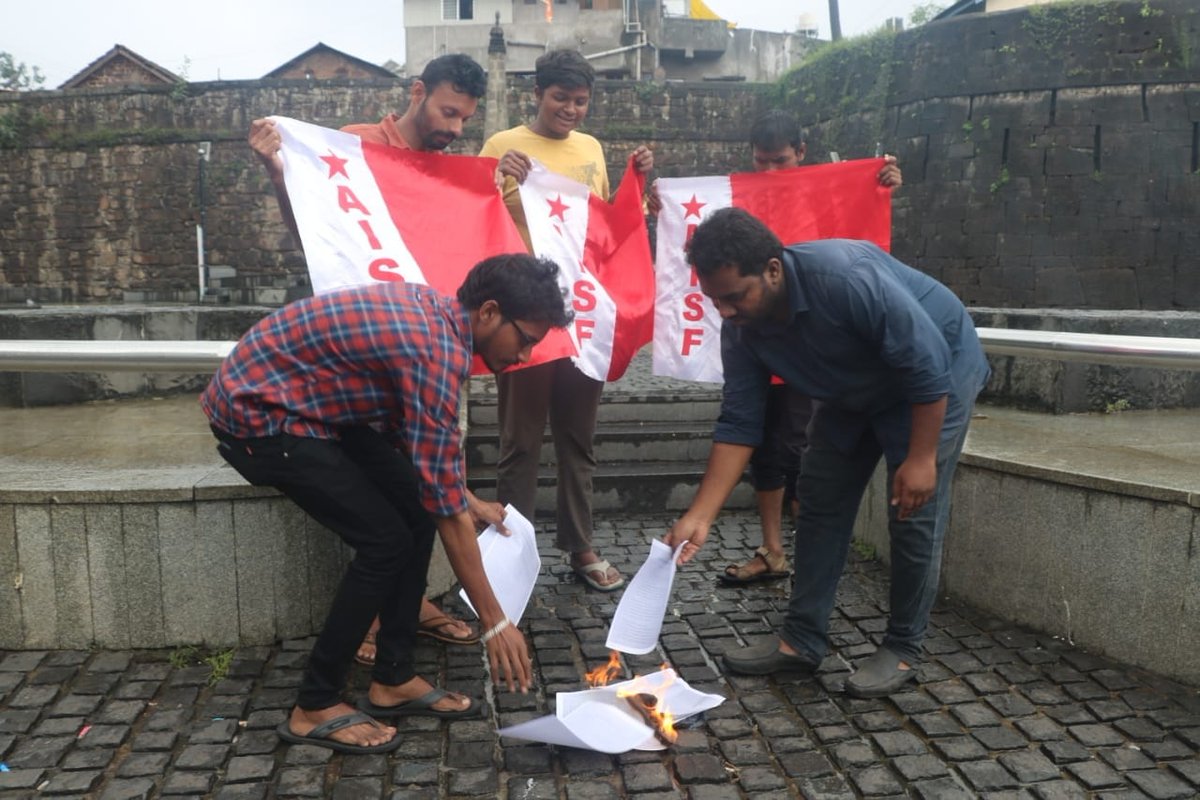 AisfKolhapur's tweet photo. यशवंतराव चव्हाण महाराष्ट्र मुक्त विद्यापीठामार्फत छत्रपती शिवाजी महाराजांची बदनामी करण्याचा तसेच संविधान विरोधी मनुस्मृतीच्या उदात्तीकरणाचा AISF कोल्हापूर मार्फत निषेध, तसेच विद्यापीठाच्या अभ्यासक्रमाची व प्रश्नपत्रिकेची बिंदू चौक येथे होळी
#aisfkolhapur
#AISFMaharashtra
#ycmou https://t.co/cbfsIT6SrC
