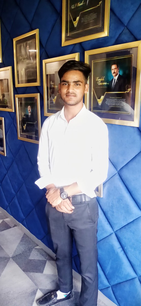 Vimalkumarshrof's tweet photo. Visiting "Vestige Head office" in New Delhi Okhla phase-2 worth rupees 200 Cr .....
..
।।
..
।।
..
।।
.. 
Apni garib shoch se uncha socho duniya bahut badi hai dost....✌️✌️
..
।।
#business #businessowner #businessideas #mindset #officedesign #officelook #look https://t.co/InVxeN3JxU