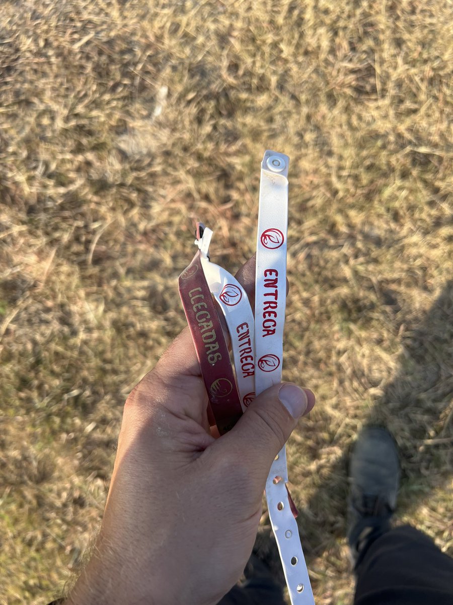 BillMelugin_'s tweet image. Good morning from the Rio Grande Valley. We are in La Joya, TX where groups of families, single adults, and unaccompanied children are crossing illegally this AM. Cartel human smuggling wristbands litter the ground. “Entregas/llegadas” = delivered/arrived. Human cargo. @FoxNews