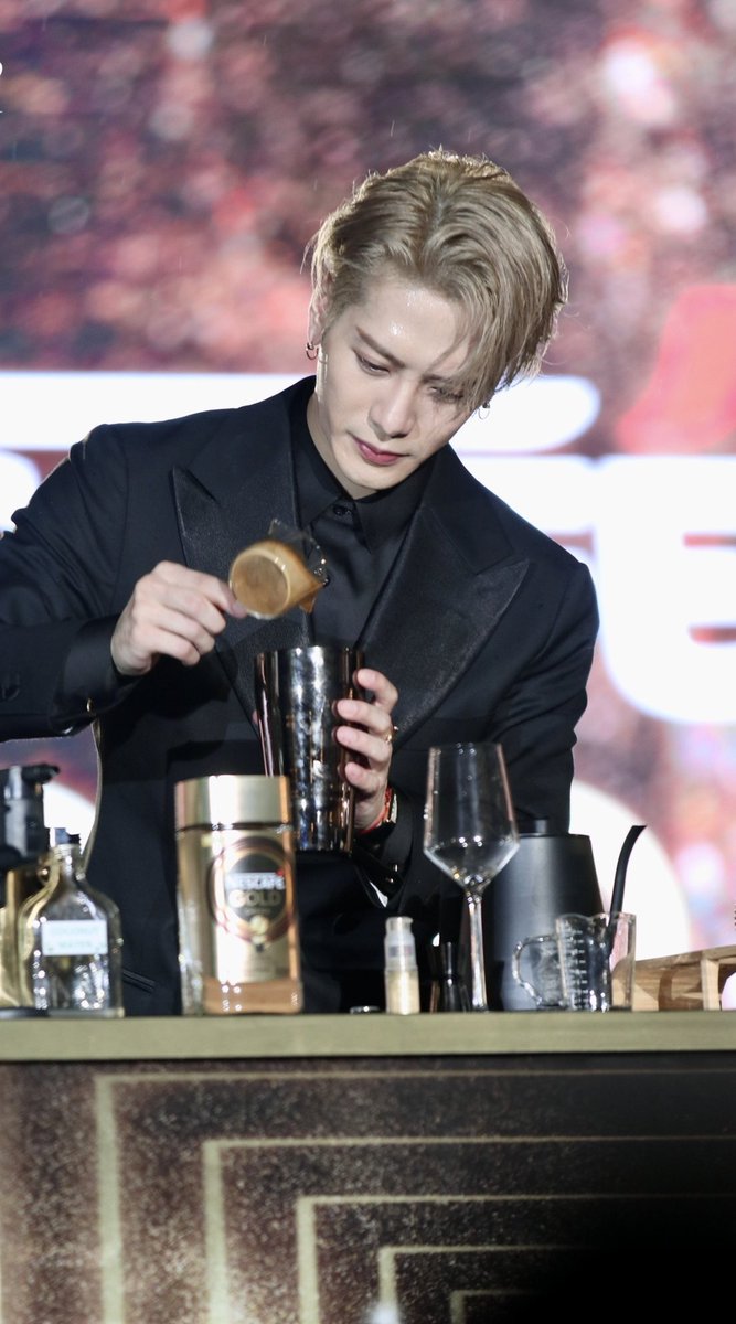 YAHwang8's tweet photo. พนักงาน​คนนี้อยู่​ร้านไหนค่ะ จะไปตำ🤭

#TheFinestMomentwithJacksonWang
#NESCAFEGoldCremaXJacksonWang #JacksonWang​ #JACKSON​ @JacksonWang852 https://t.co/oLttv2YkhQ