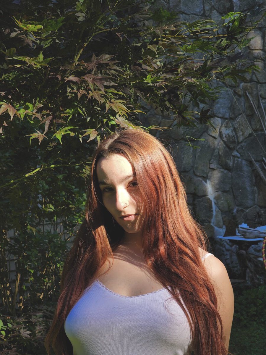 Eva_alien3's tweet image. White shirts plus water =😻 anyone else think it’s hot when white shirts are wet?