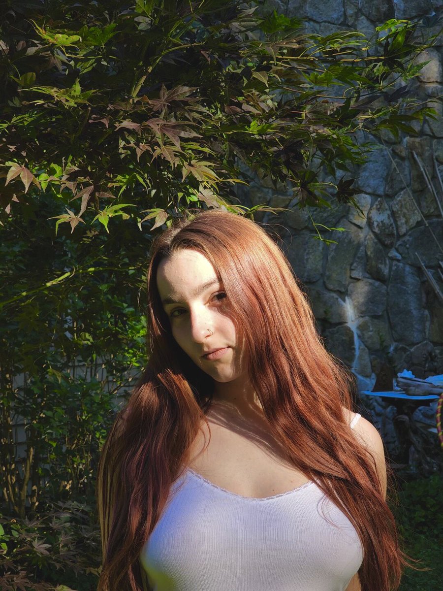 Eva_alien3's tweet image. White shirts plus water =😻 anyone else think it’s hot when white shirts are wet?