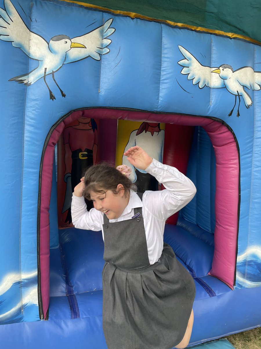 MissHarris220's tweet photo. Bouncy castle fun! @DeltaCraven https://t.co/fw2um4CyJt