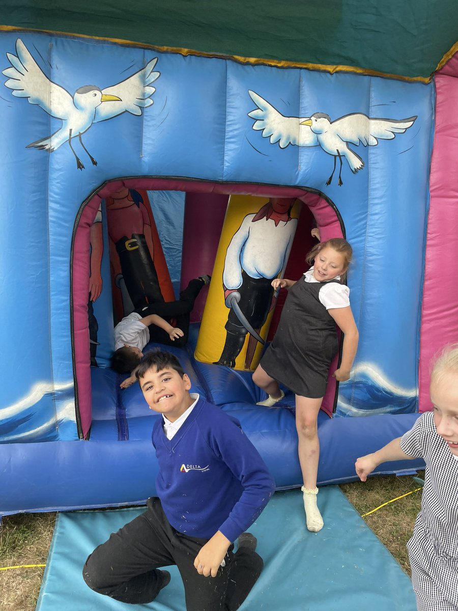MissHarris220's tweet photo. Bouncy castle fun! @DeltaCraven https://t.co/fw2um4CyJt