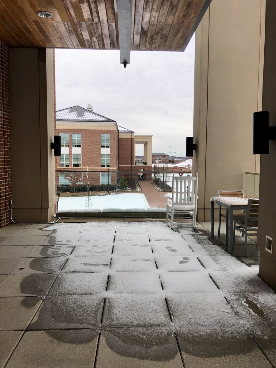 LibertyULibrary's tweet image. We are thankful for the library's 9 unique balconies to enjoy all of Lynchburg's weather. Do you like to study outside? #LibrarySpaces #StudySpaces #LibraryViews #StudyViews #JFLibrary