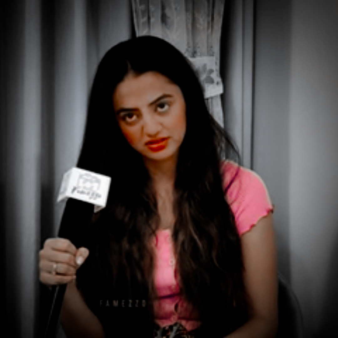 Helly - "Lift mere mein toh dikh hi nahi rahi hai.. aise question mark kaise pata chalega lift hai" 😂😂😂

Again Helly - "Yeh na coloured emojis hone chahiye"

<a href="/OfficialHelly7/">HELLY</a> I had a great laughter session watching this 😭😂😭😂 

#HellyShah #HellyHolics