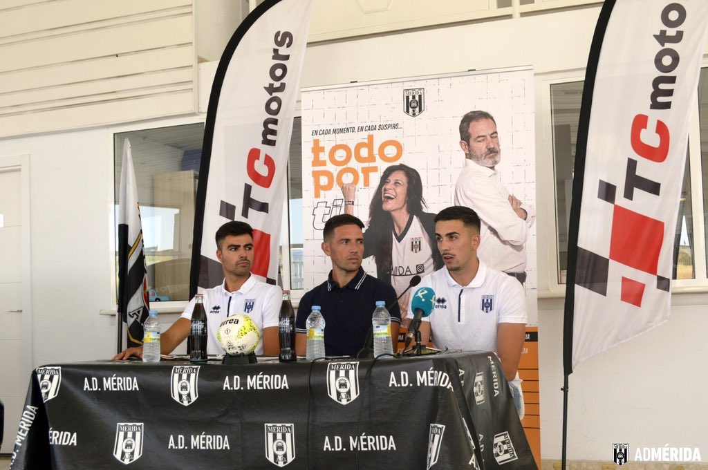 Merida_AD's tweet photo. 📸 Imágenes de la presentación oficial de Erik Ruiz y Juan Palomares en nuestro patrocinador #TCMotors

⚪️⚫️ ¡Bienvenidos a vuestra casa @Eriketas8 y @0013_juan! ⚪️⚫️ https://t.co/IgYBsxiOGV