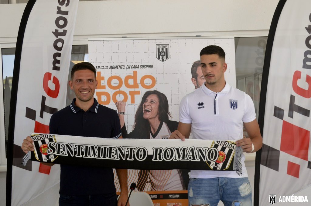 Merida_AD's tweet photo. 📸 Imágenes de la presentación oficial de Erik Ruiz y Juan Palomares en nuestro patrocinador #TCMotors

⚪️⚫️ ¡Bienvenidos a vuestra casa @Eriketas8 y @0013_juan! ⚪️⚫️ https://t.co/IgYBsxiOGV