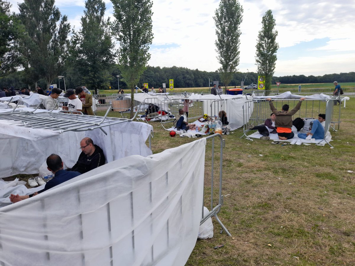 dawshan_'s tweet photo. #asielzoekers mogen niet op een plaats worden gegooid zoals op de foto. Nederland gedraagt zich niet goed. Dit is een grote schande. Ik ben benieuwd of je @markrutte  dit uitzicht hebt gezien toen je naar AZC Ter Apel ging. https://t.co/GEE8ksZlsX