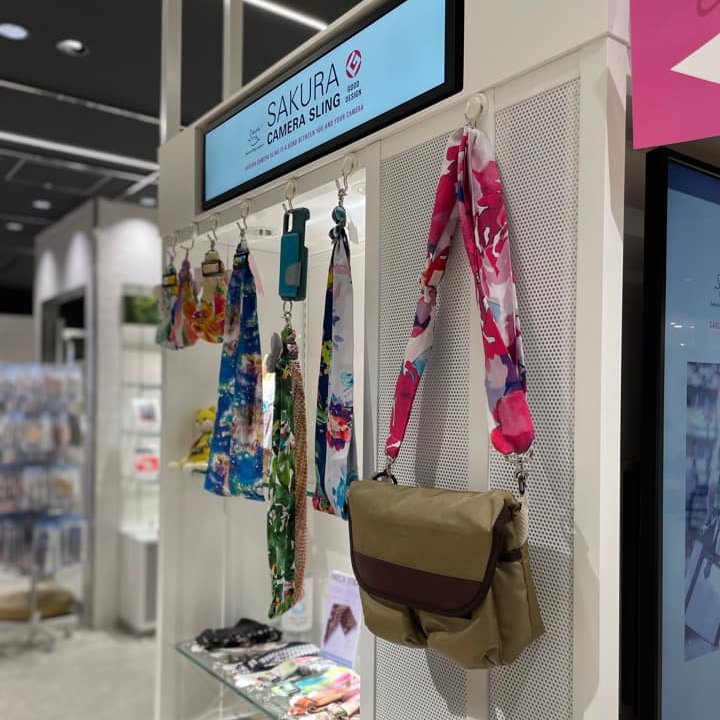 photoplus5's tweet photo. 上野マルイで19日まで開催中！B1階「concept shops」内　サクラスリング @sakurasling_39 にて　Wポケットショルダーがご購入いただけます。
いろんなスリングと組み合わせて自分だけのバッグに変身！お気に入りのお出かけバッグになりますよ。
ぜひお手に取ってくださいね
 #Loopie &amp; #サクラスリング https://t.co/fTMN4CSJ23