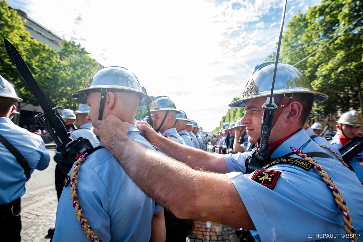 PompiersParis's tweet photo. #14Juillet Plus qu’une parade militaire, le défilé est aussi une aventure humaine exceptionnelle. 🤝 
C'est toujours avec la même fierté que les pompiers de Paris foulent les pavés de la ville qu'ils protègent depuis plus de 2⃣1⃣1⃣ ans. 🇫🇷🎉

#FiersDeNosSoldats https://t.co/kmSPhUcdR7
